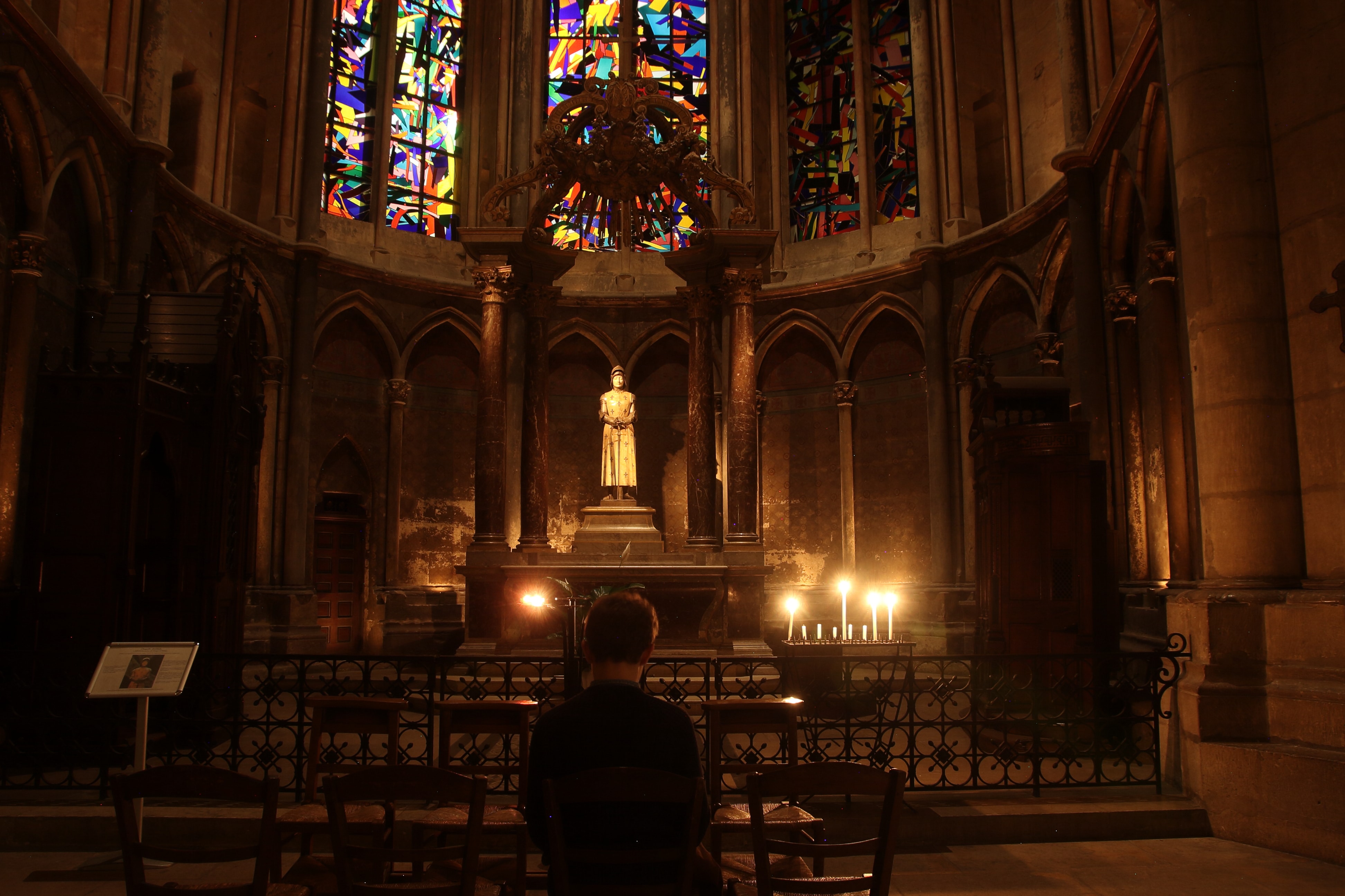 Students visit the Cathedral of Reims by night